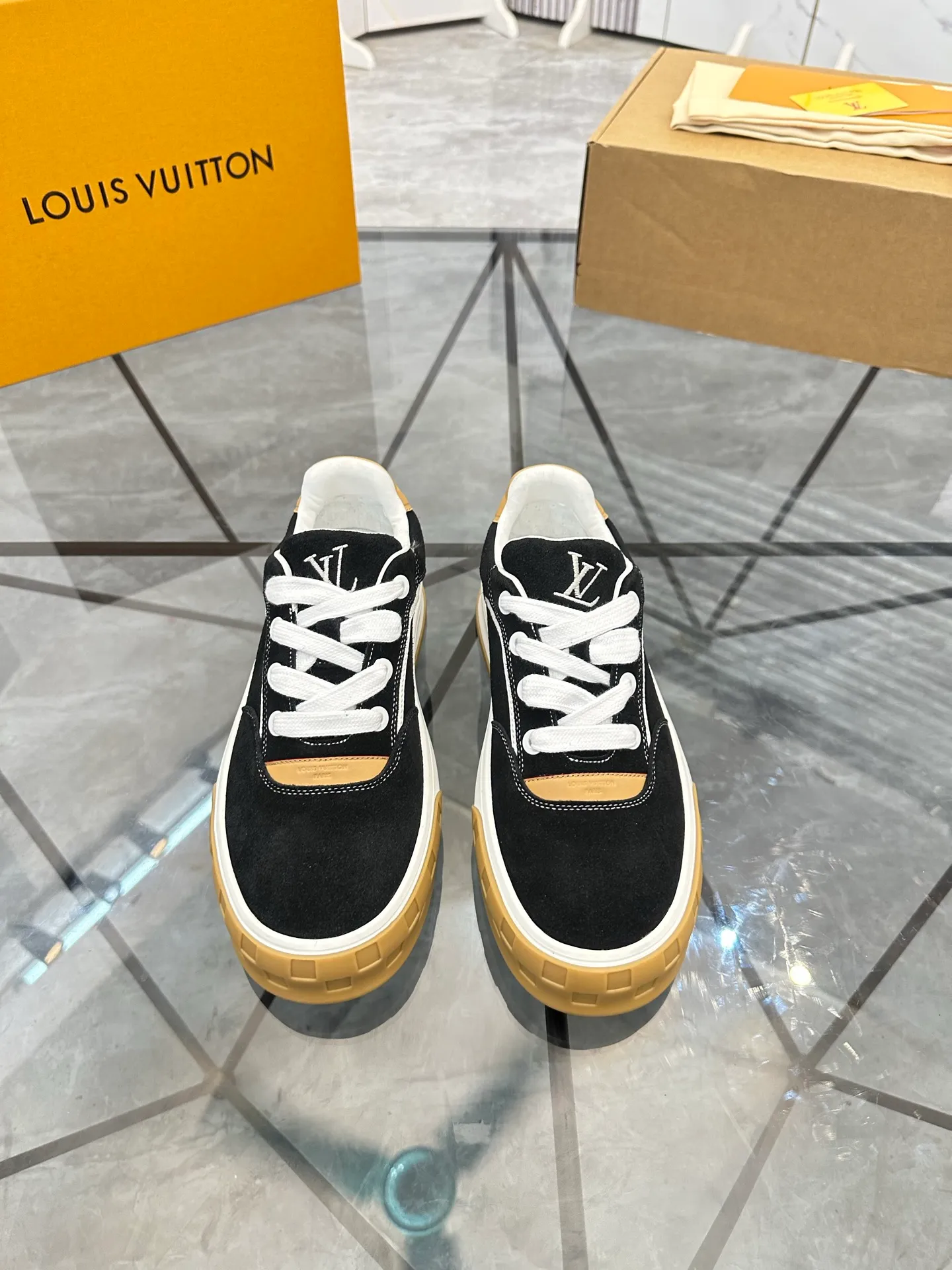 Men's shoes for sale 💰: 💰P660¥ Top quality Comes with airplane case Product trademark: LV* "Louis Vuitton*" low-top casual shoes Regular size: 35-44 (can be customized to 45) Couple style Product materials: imported nubuck leather upper, sheepskin lining, original outsole. Number: 819